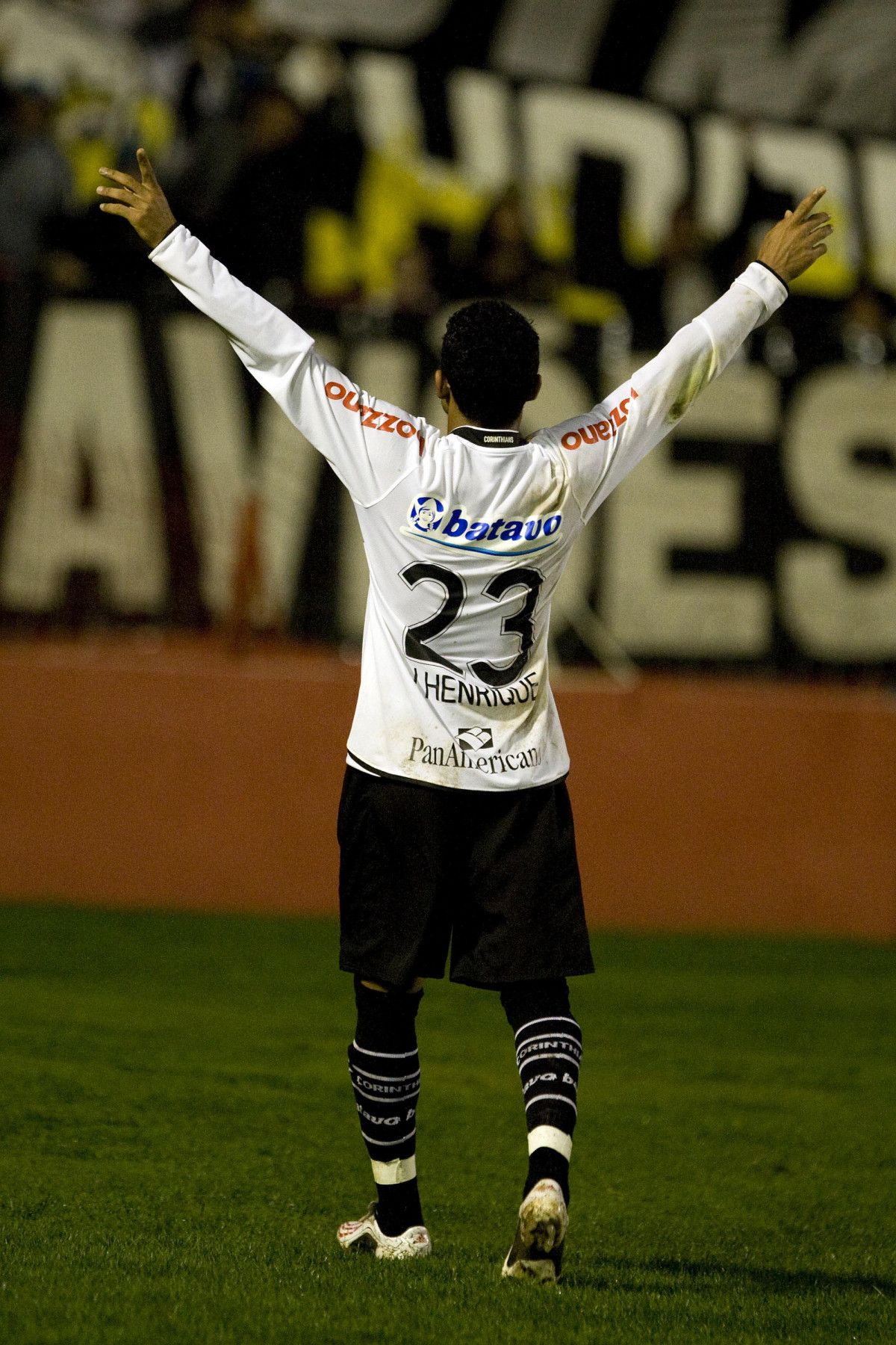 INTERNACIONAL/RS X CORINTHIANS/SP - Jorge Henrique comemora seu gol o segundo do Corinthians  em um lance da partida realizada esta noite no estdio Beira Rio, em Porto Alegre, vlida pelo returno do Campeonato Brasileiro de 2009