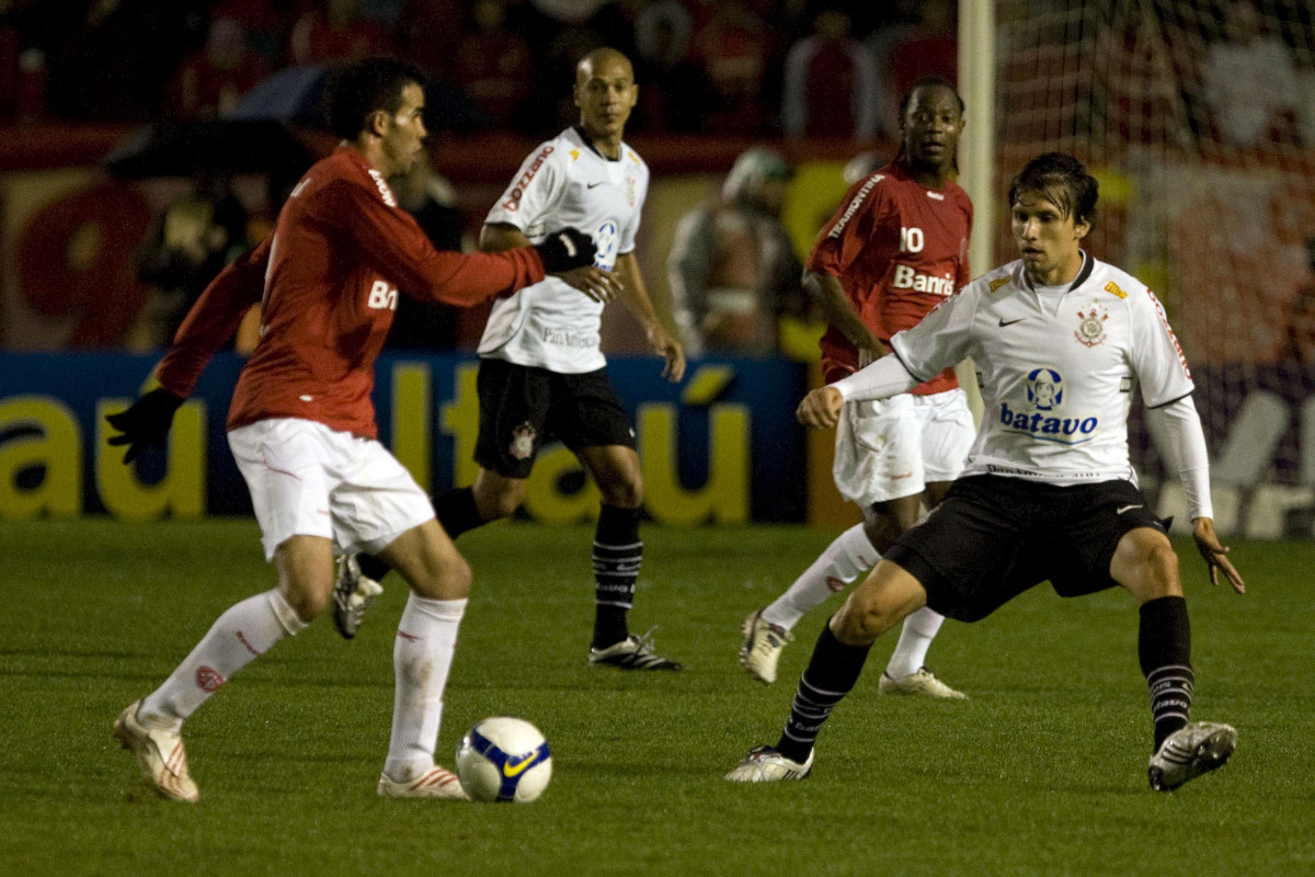 INTERNACIONAL/RS X CORINTHIANS/SP - Sandro e Paulo Andr  em um lance da partida realizada esta noite no estdio Beira Rio, em Porto Alegre, vlida pelo returno do Campeonato Brasileiro de 2009