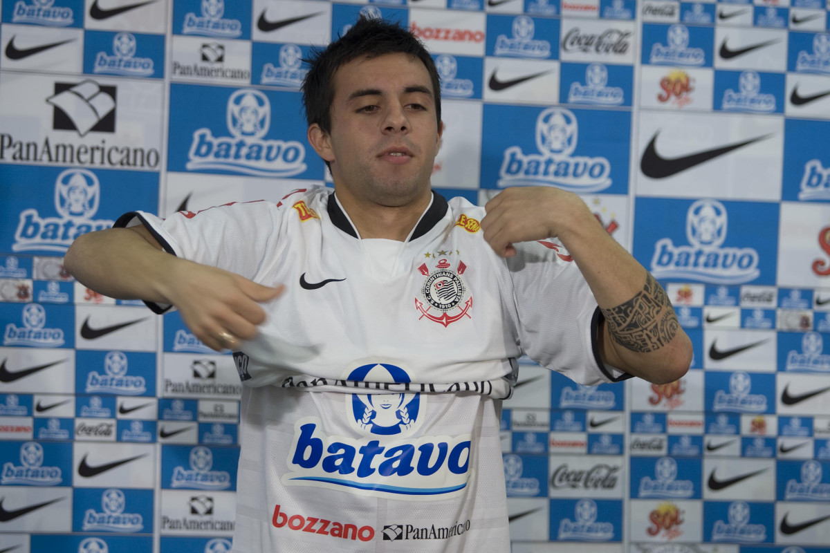 O meia argentinho Matias Defederico foi apresentado esta manhã no Parque São Jorge, zona leste da cidade; o próximo jogo do time será quarta-feira, 02/09, contra o Santos, no Pacaembu, pelo returno do Campeonato Brasileiro 2009