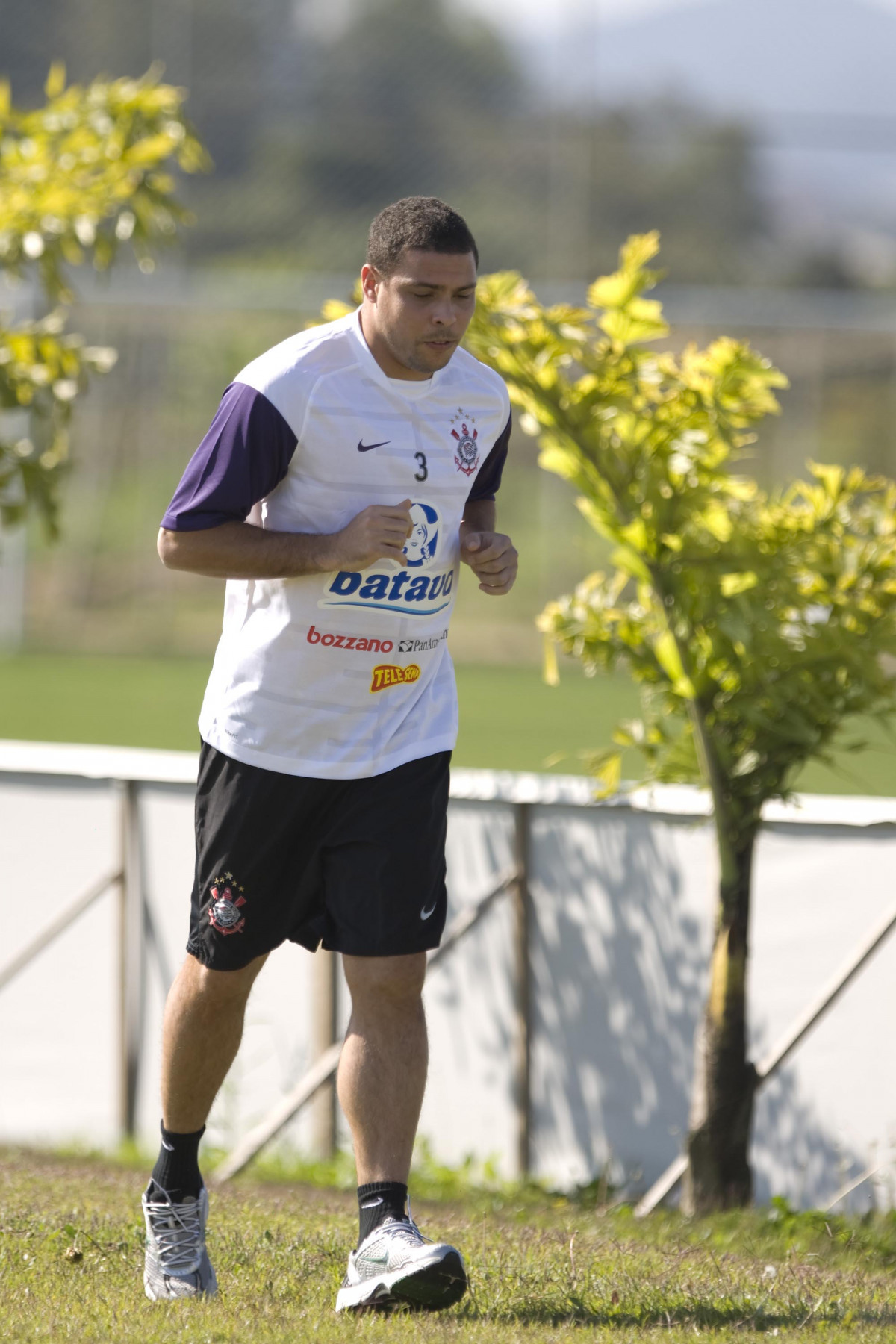 Ronaldo durante o treino do Corinthians realizado esta tarde no Parque Ecolgico do Tiete, zona leste da cidade; o prximo jogo do time ser quarta-feira, 02/09, contra o Santos, no Pacaembu, pelo returno do Campeonato Brasileiro 2009
