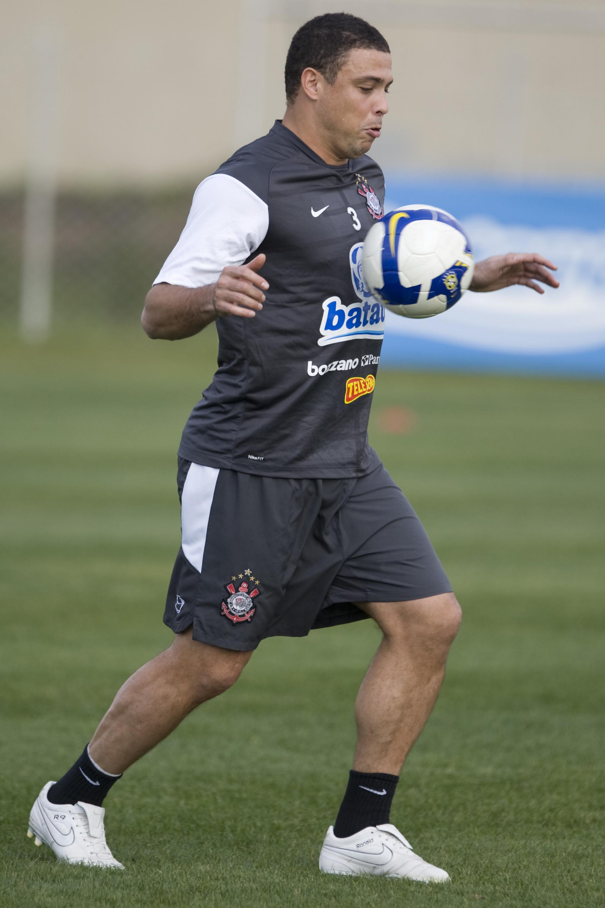 Ronaldo durante o treino desta tarde do Corinthians ...