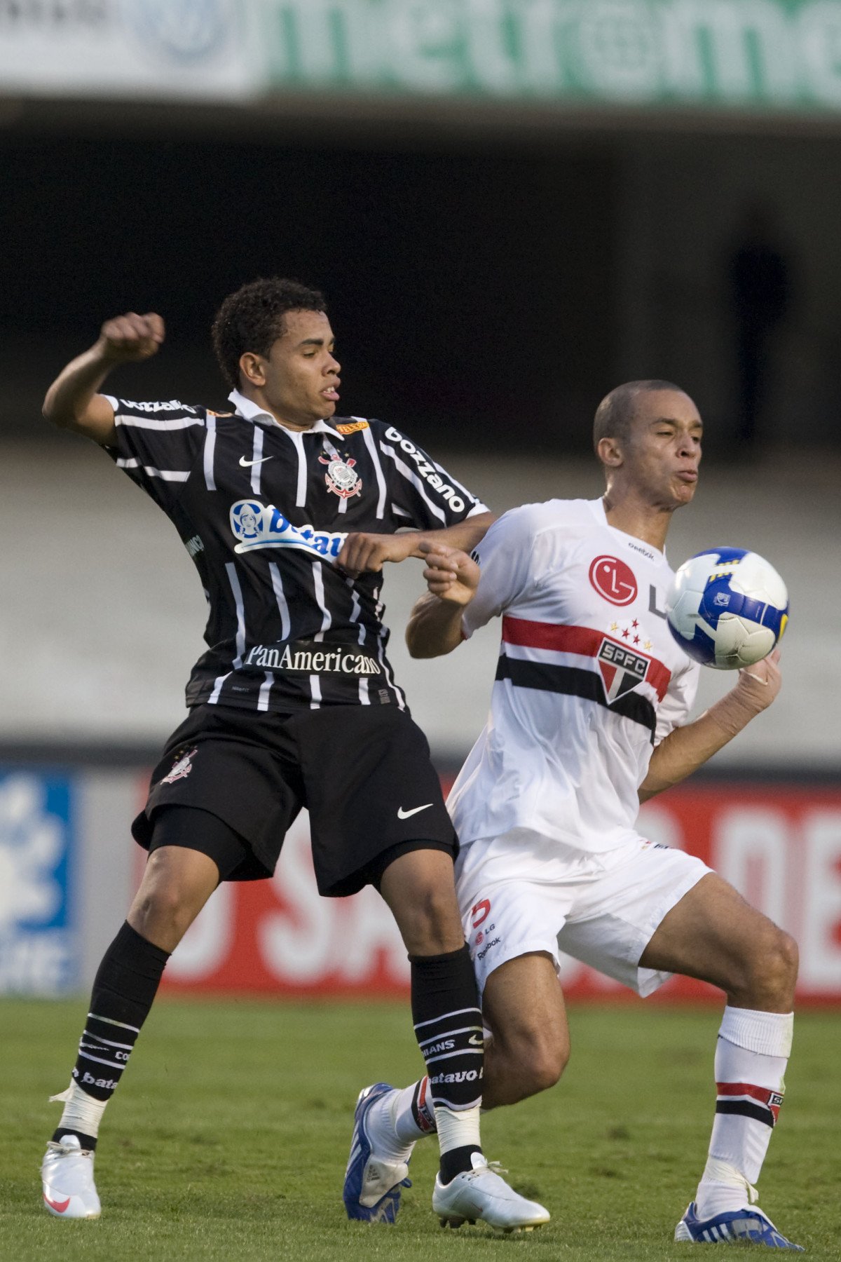 SAO PAULO/SP X CORINTHIANS/SP - Dentinho e Miranda em um lance da partida realizada esta tarde no estdio do Morumbi, zona sul da cidade, vlida pelo returno do Campeonato Brasileiro de 2009