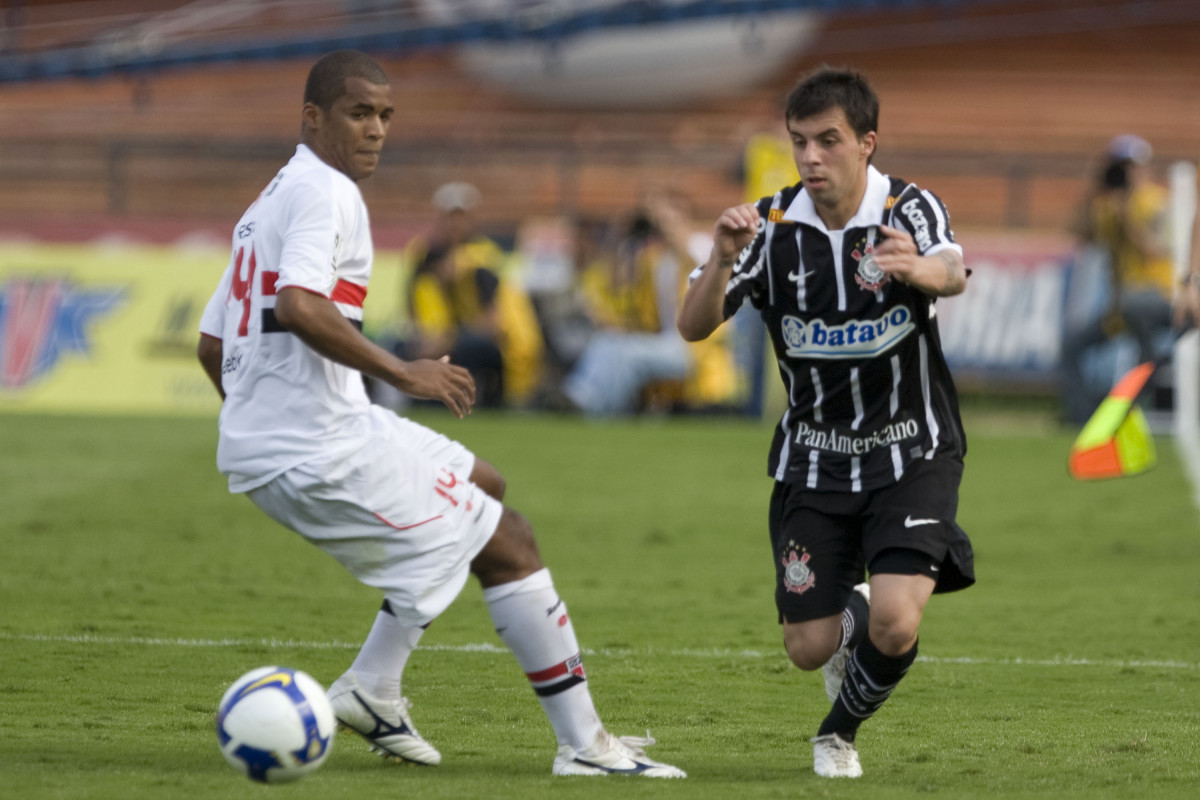 SAO PAULO/SP X CORINTHIANS/SP - Renato Silva e Defederico em um lance da partida realizada esta tarde no estdio do Morumbi, zona sul da cidade, vlida pelo returno do Campeonato Brasileiro de 2009