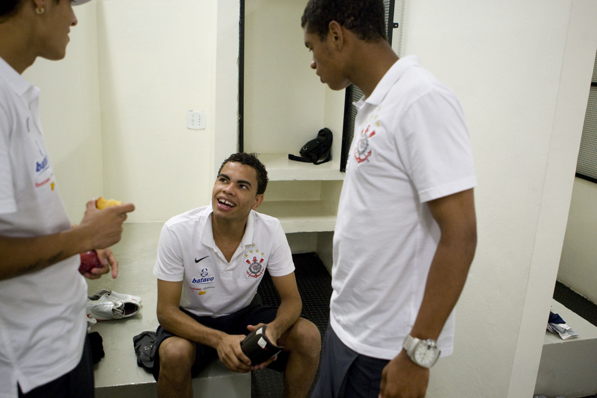 CORINTHIANS/SP X ATLETICO/PR - Marcelinho; Dentinho e Jadson nos vestirios antes da partida realizada esta noite no estdio do Pacaembu, zona oeste da cidade, vlida pelo returno do Campeonato Brasileiro de 2009