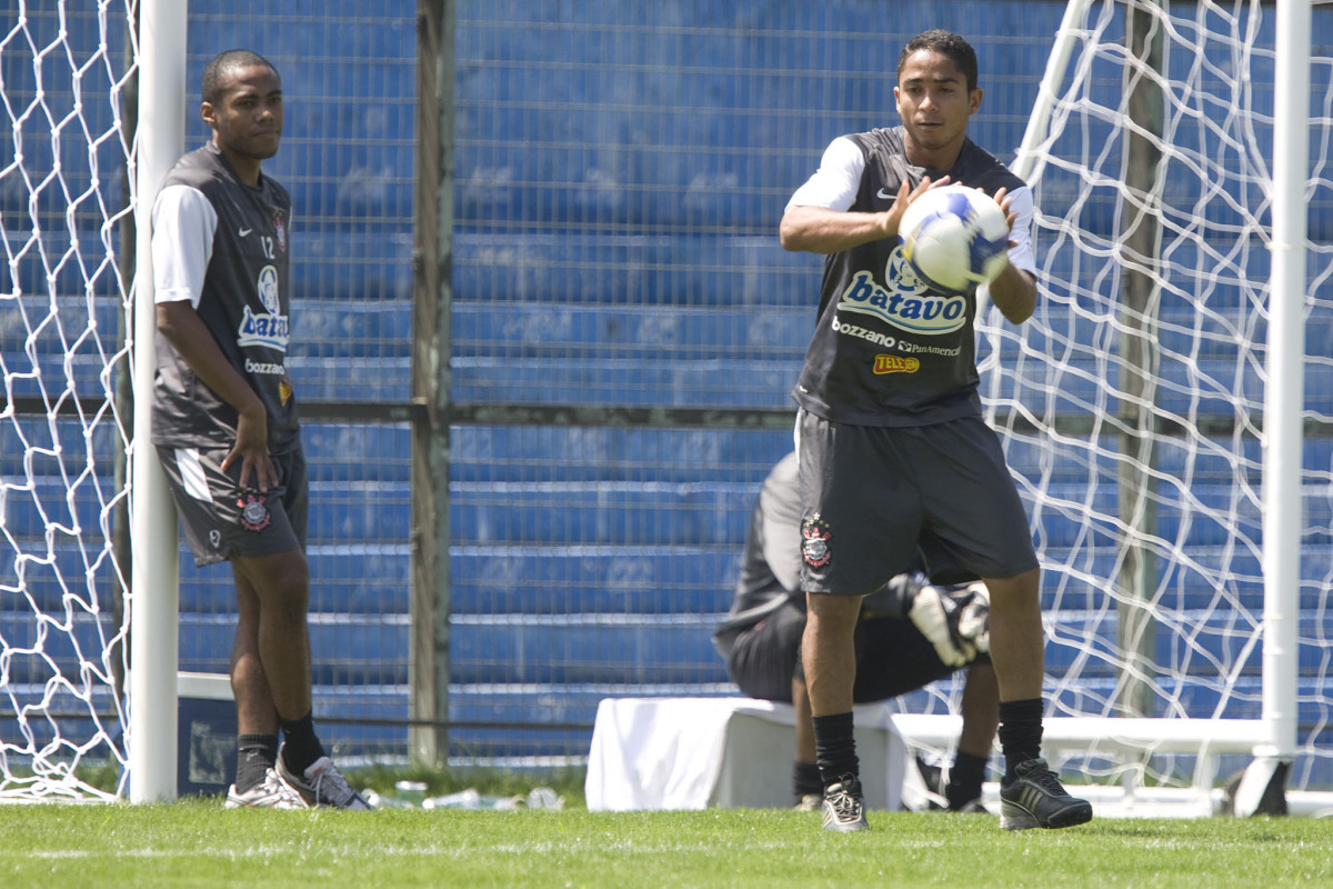 Elias e Jorge Henrique durante o treino do Corinthians realizado esta manh no Parque So Jorge; o prximo jogo do time ser quarta-feira, dia 07/10, contra o Fluminense, no estdio do Maracan, pelo returno do Campeonato Brasileiro 2009