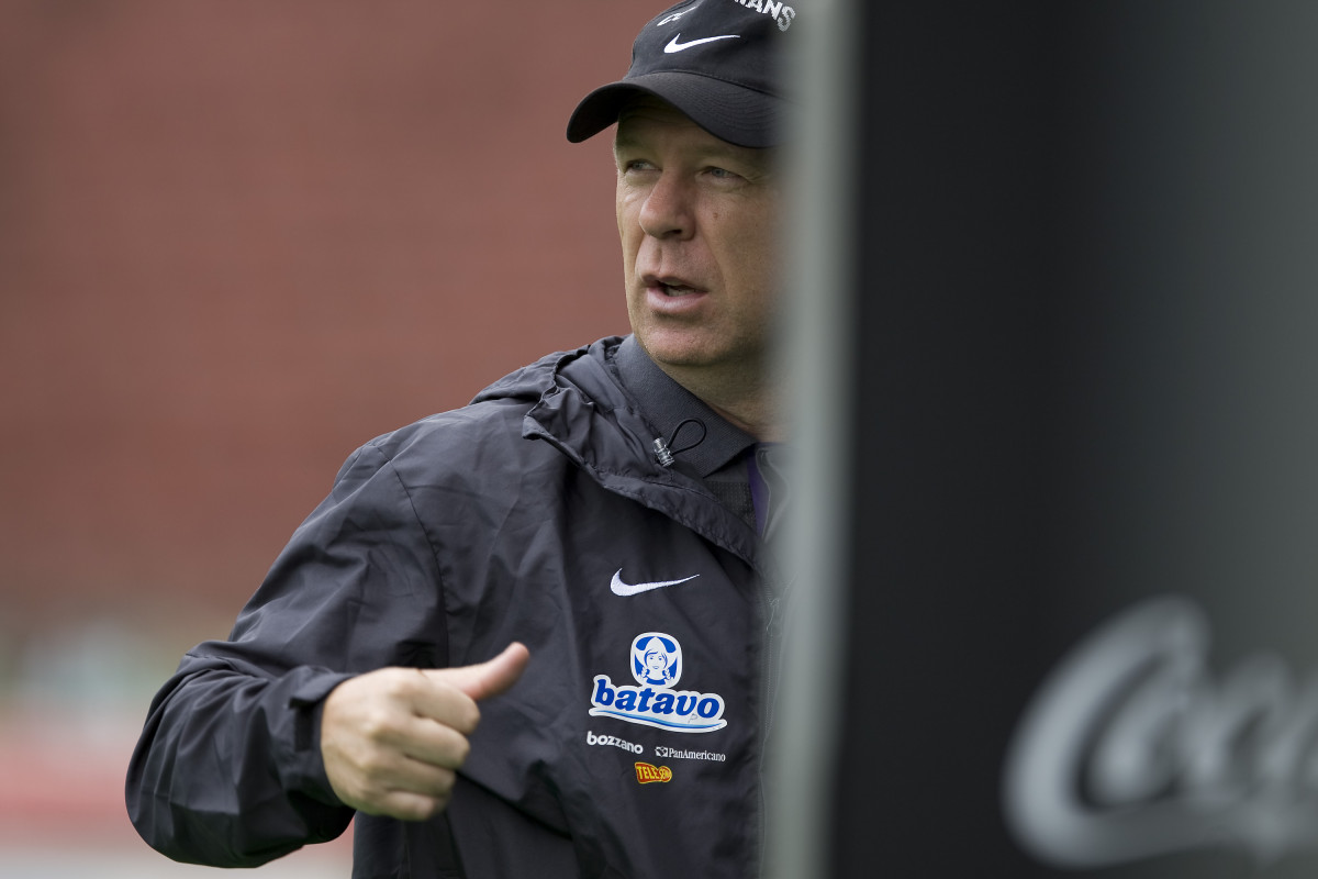 Mano Menezes durante o treino do Corinthians realizado esta manh no Parque So Jorge; o prximo jogo do time ser amanh, domingo, dia 18/10, contra o Sport, em Recife, pelo returno do Campeonato Brasileiro 2009