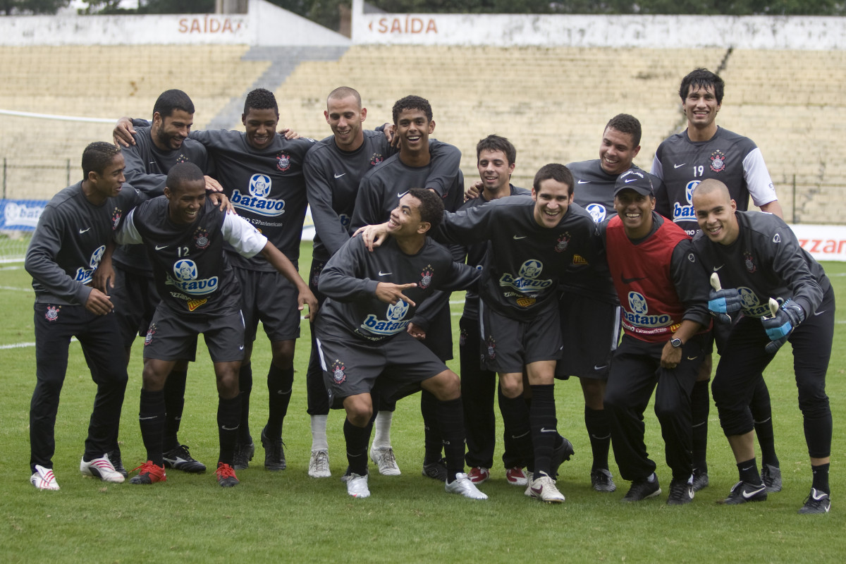 Time de Ronaldo comemora aps vencer racho em treino do Corinthians no Parque So Jorge, em 2009