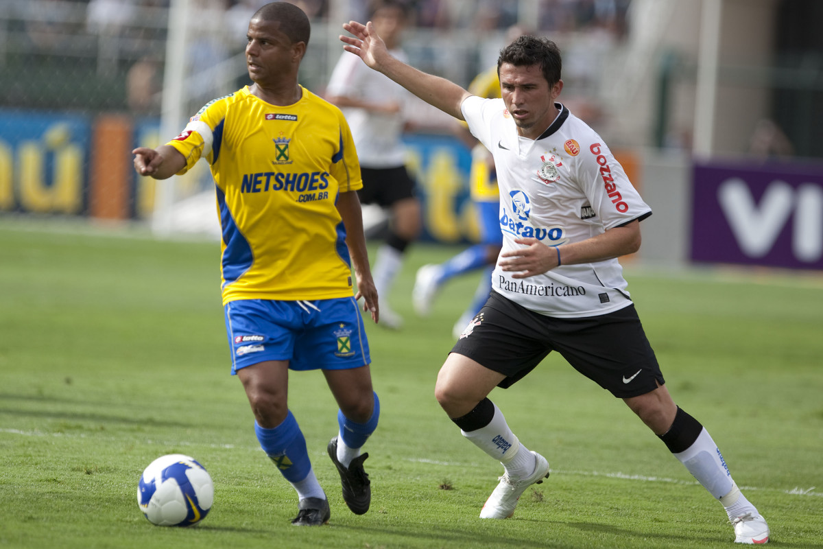 CORINTHIANS/SP X SANTO ANDRE/SP - Marcelinho Carioca e Balbunena em um lance da partida realizada esta tarde no estádio do Pacaembu, na zona oeste da cidade, válida pelo returno do Campeonato Brasileiro de 2009