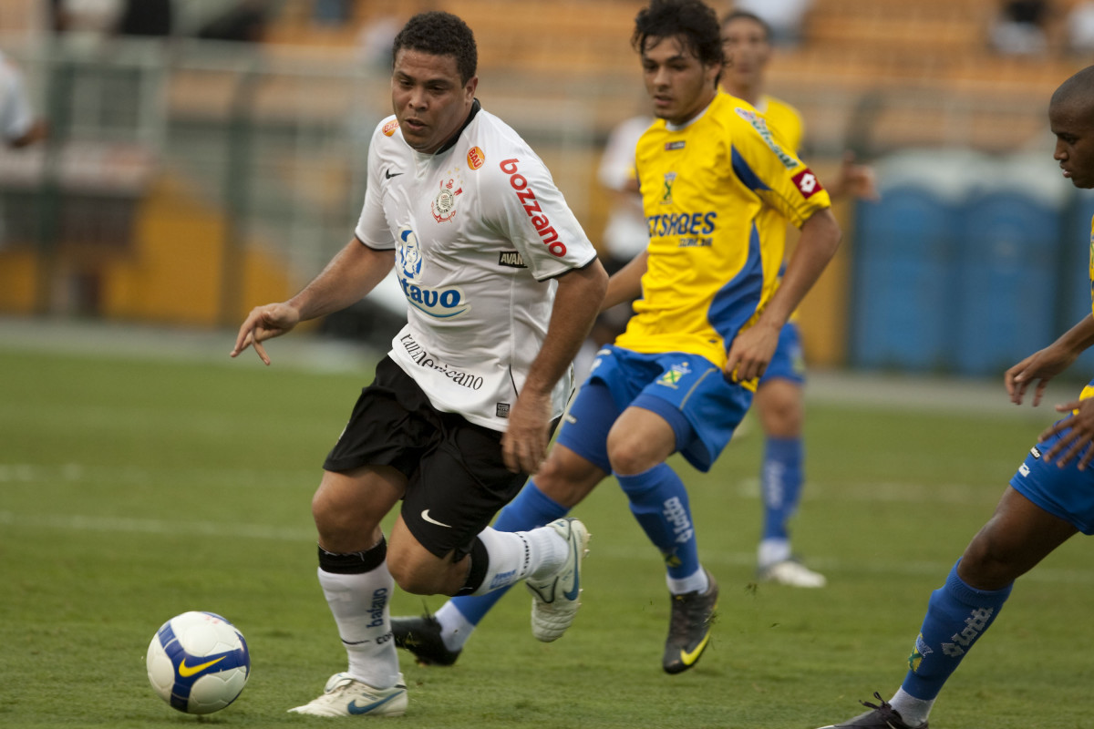 CORINTHIANS/SP X SANTO ANDRE/SP - Ronaldo e Jr Dutra(d) em um lance da partida realizada esta tarde no estádio do Pacaembu, na zona oeste da cidade, válida pelo returno do Campeonato Brasileiro de 2009