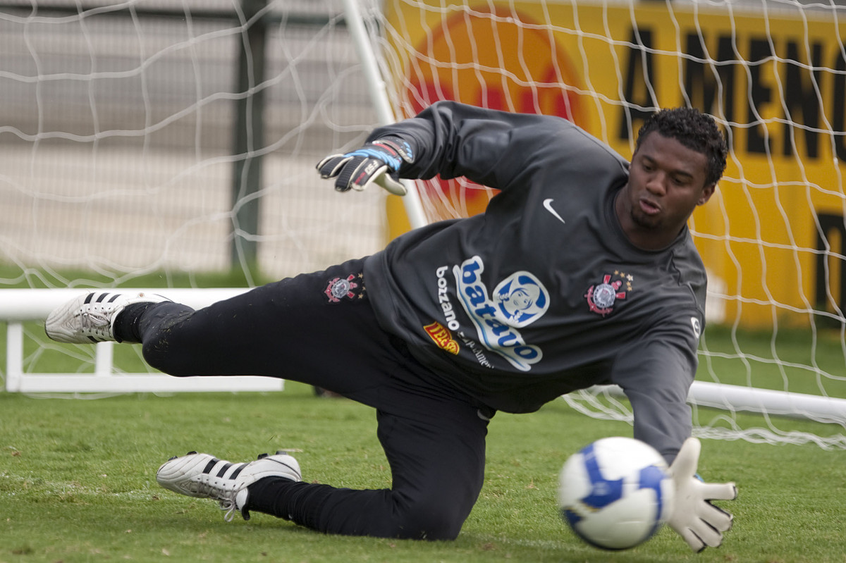 Felipe durante o treino do Corinthians realizado esta ...