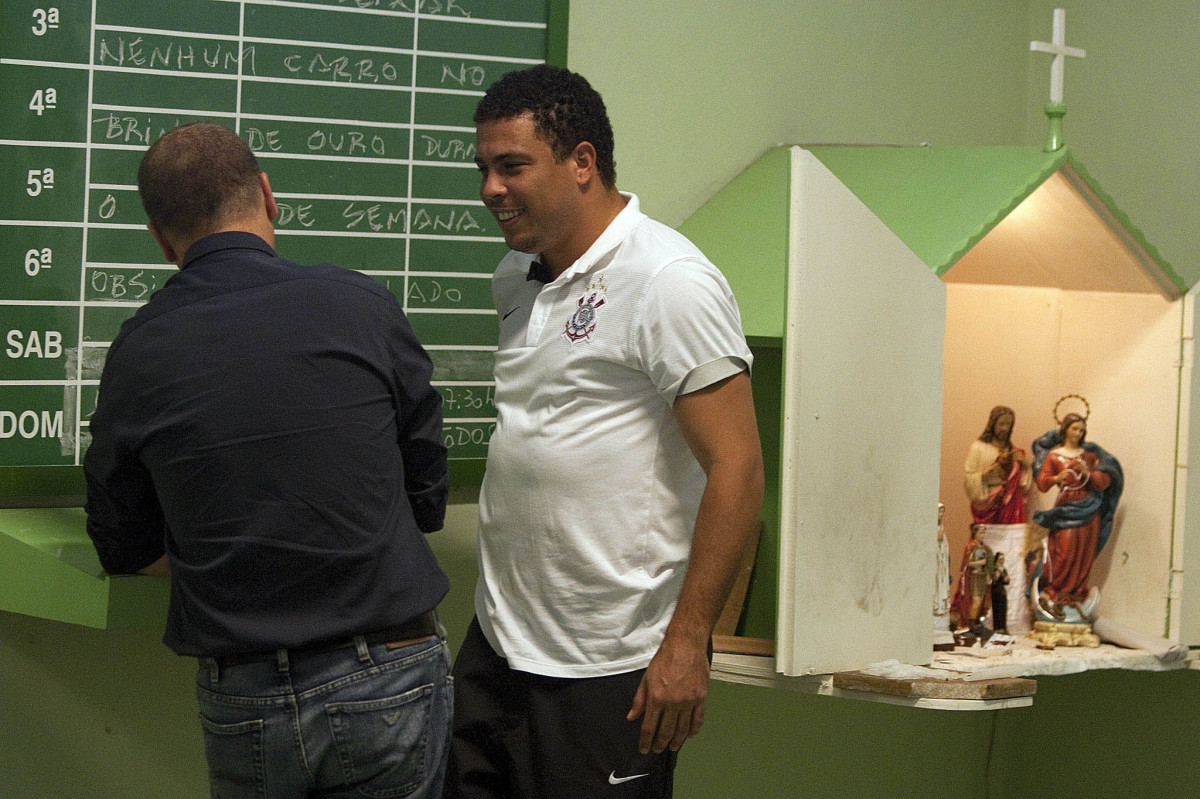CORINTHIANS/SP X FLAMENGO/RJ- O tcnico Mano Menenezes, de costas, conversa com Ronaldo nos vestirios antes da partida realizada esta tarde no estdio Brinco de Ouro da Princesa, em Campinas, vlida pelo returno do Campeonato Brasileiro de 2009