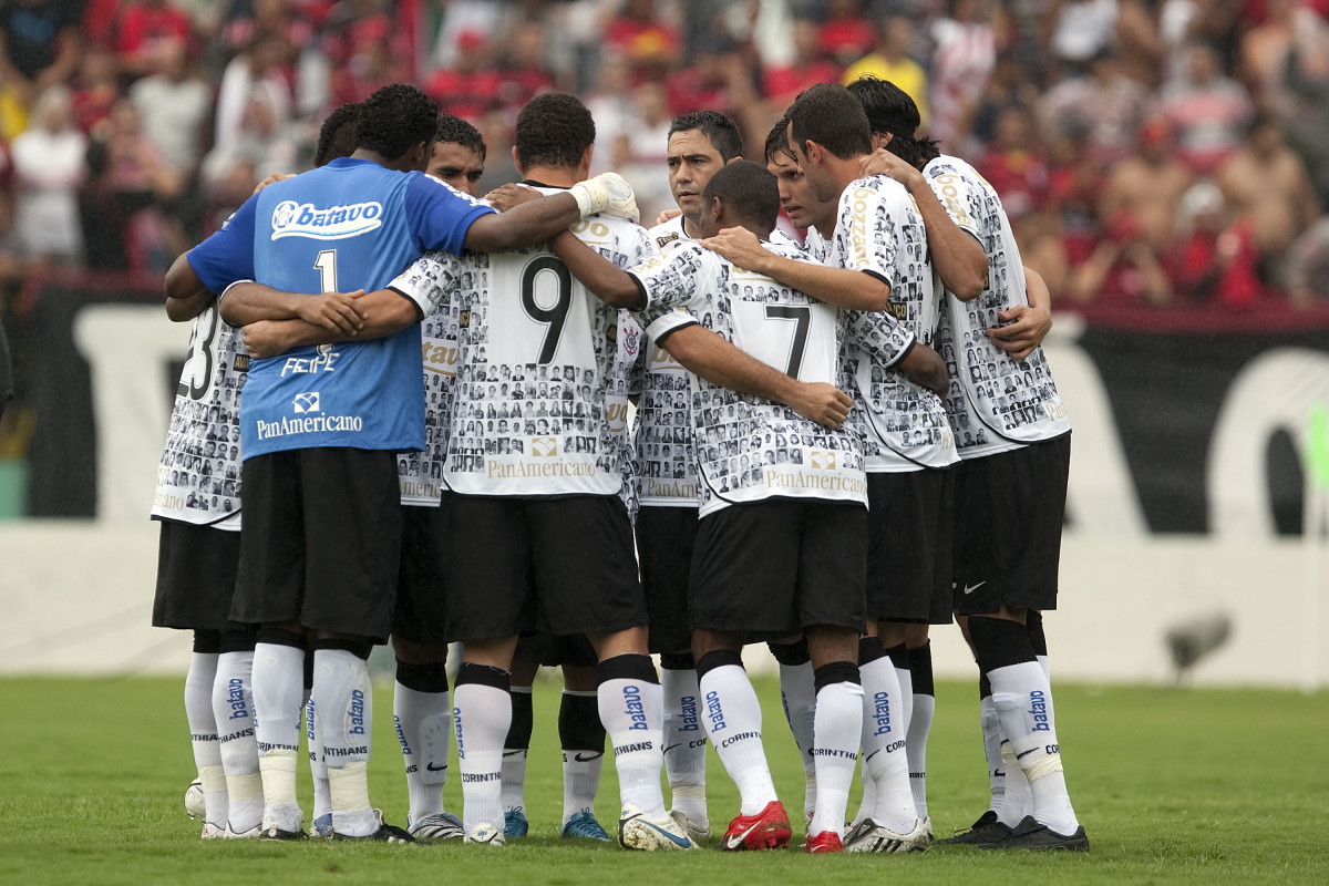 CORINTHIANS/SP X FLAMENGO/RJ- em um lance da partida realizada esta tarde no estádio Brinco de Ouro da Princesa, em Campinas, válida pelo returno do Campeonato Brasileiro de 2009
