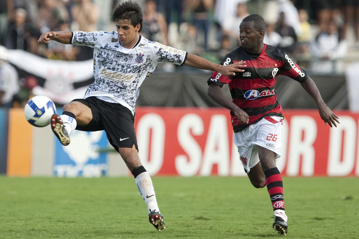 CORINTHIANS/SP X FLAMENGO/RJ- em um lance da partida realizada esta tarde no estdio Brinco de Ouro da Princesa, em Campinas, vlida pelo returno do Campeonato Brasileiro de 2009