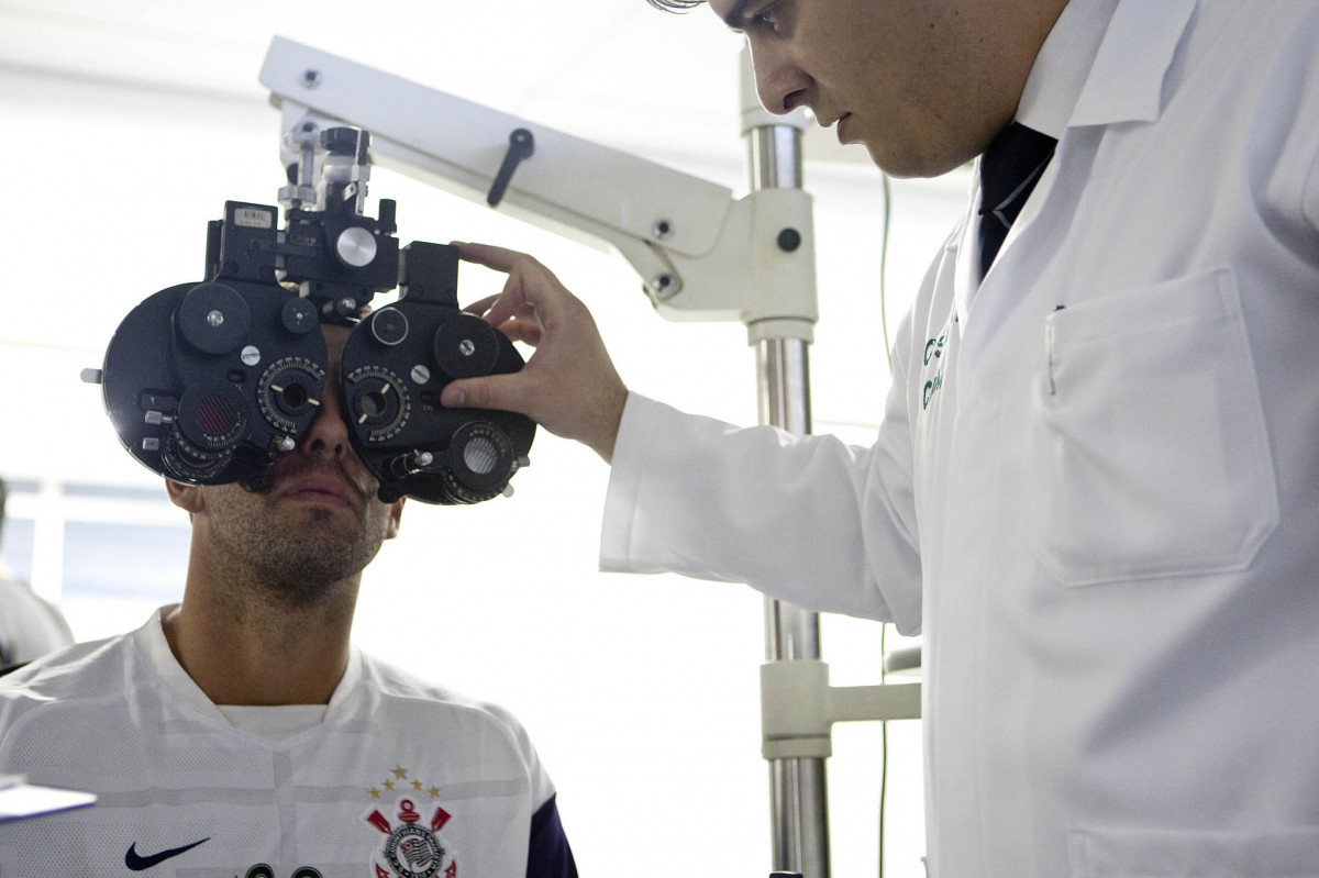 Edu fez exame oftalmologico junto com o elenco de jogadores, antes do treino do Corinthians realizado esta manh no Parque So Jorge; o prximo jogo do time ser amanh, sbado, dia 05/12, contra o Atltico-MG, no Mineiro, utima partida do returno do Campeonato Brasileiro 2009
