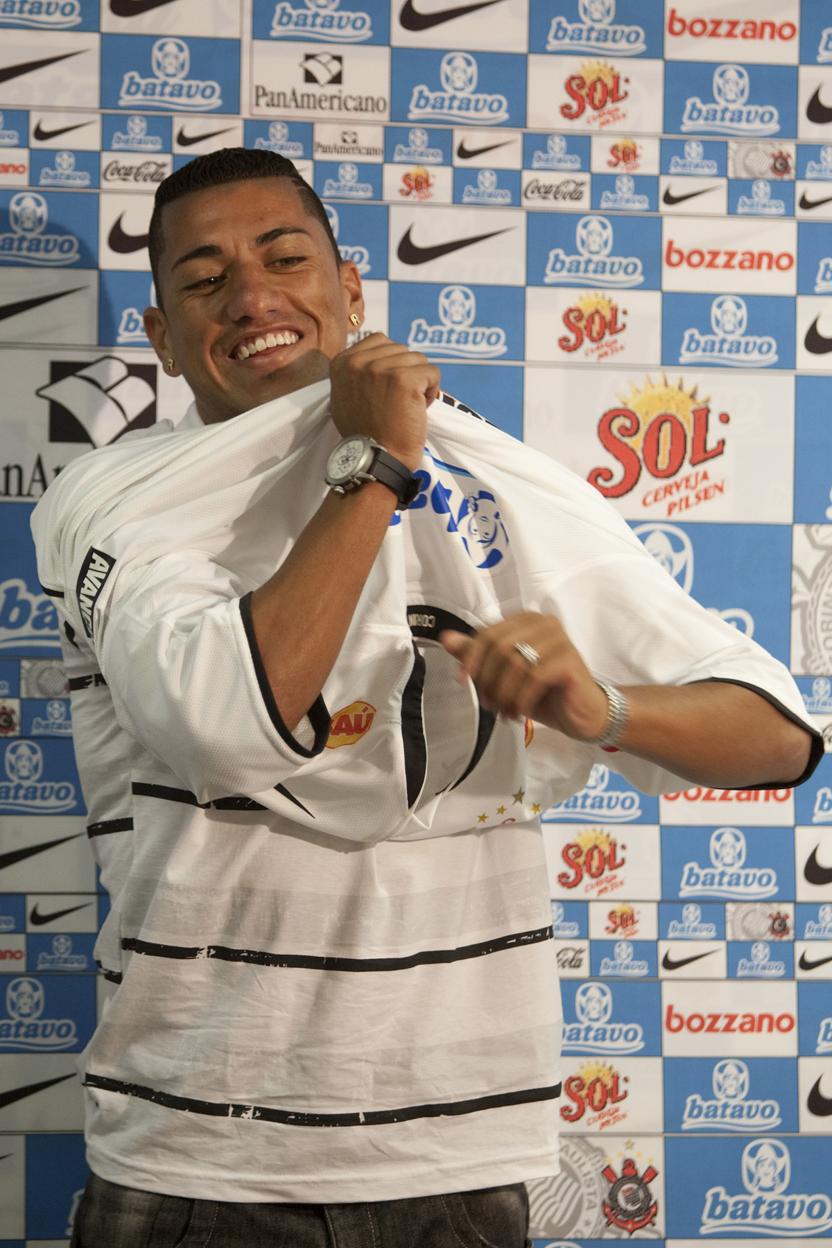 O medio-volante Ralf, ex-jogador do Barueri, foi apresentado esta manh como mais um novo reforco do Corinthians para o ano de 2010