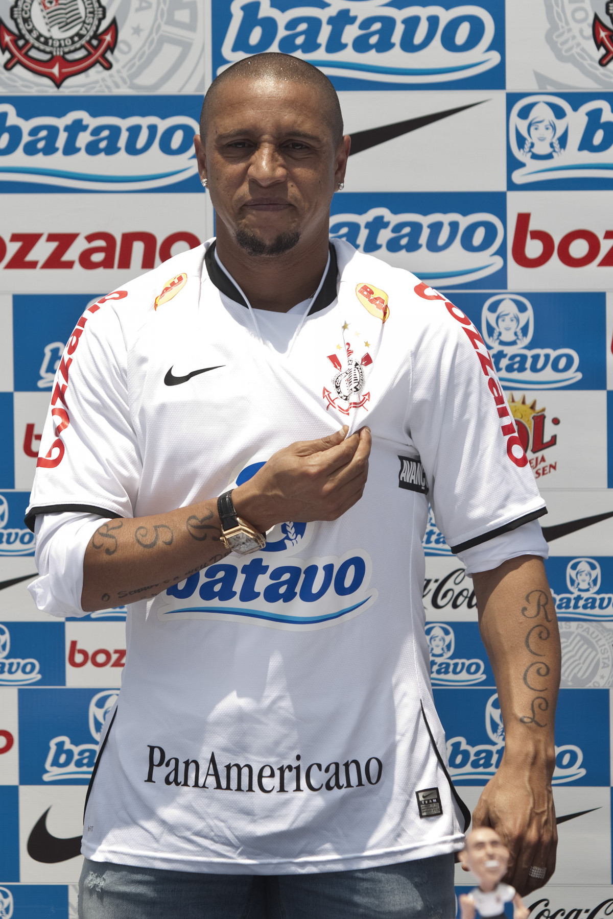 O lateralesquerdo Roberto Carlos, exjogador do Fenerbahce da Turquia, foi apresentado hoje