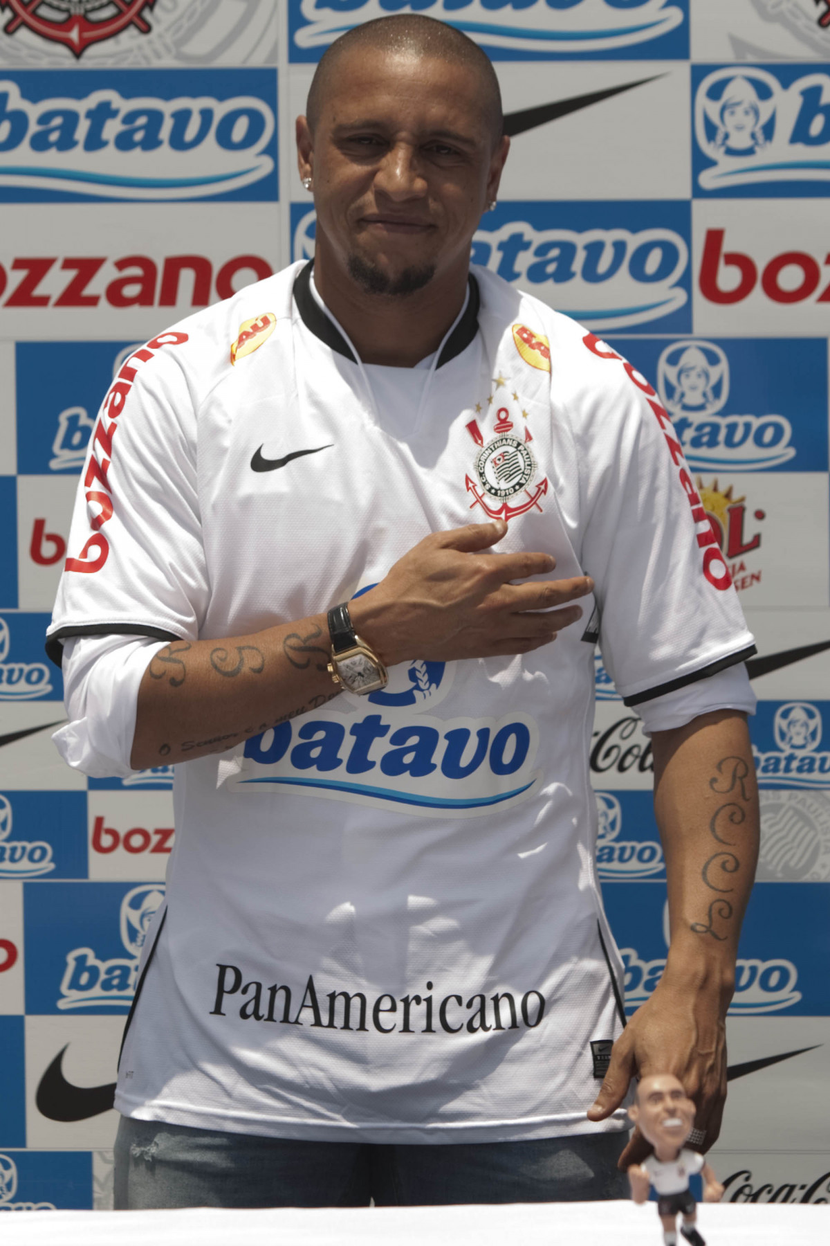 O lateral-esquerdo Roberto Carlos, ex-jogador do Fenerbahce da Turquia, foi apresentado hoje como o novo contratado do Corinthians