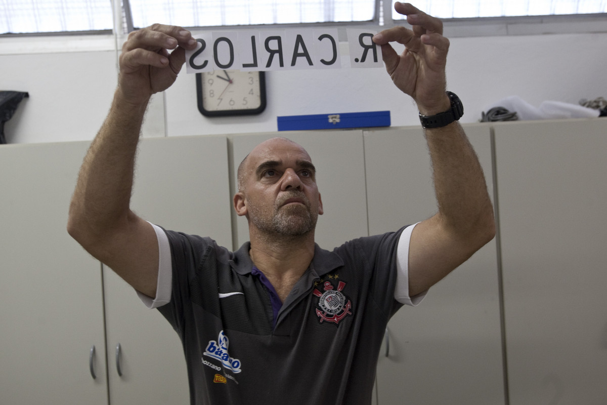 O roupeiro Edizio de Almeida prepara a camisa que Roberto Carlos, ex-jogador do Fenerbahce da Turquia, usara como o novo contratado do Corinthians