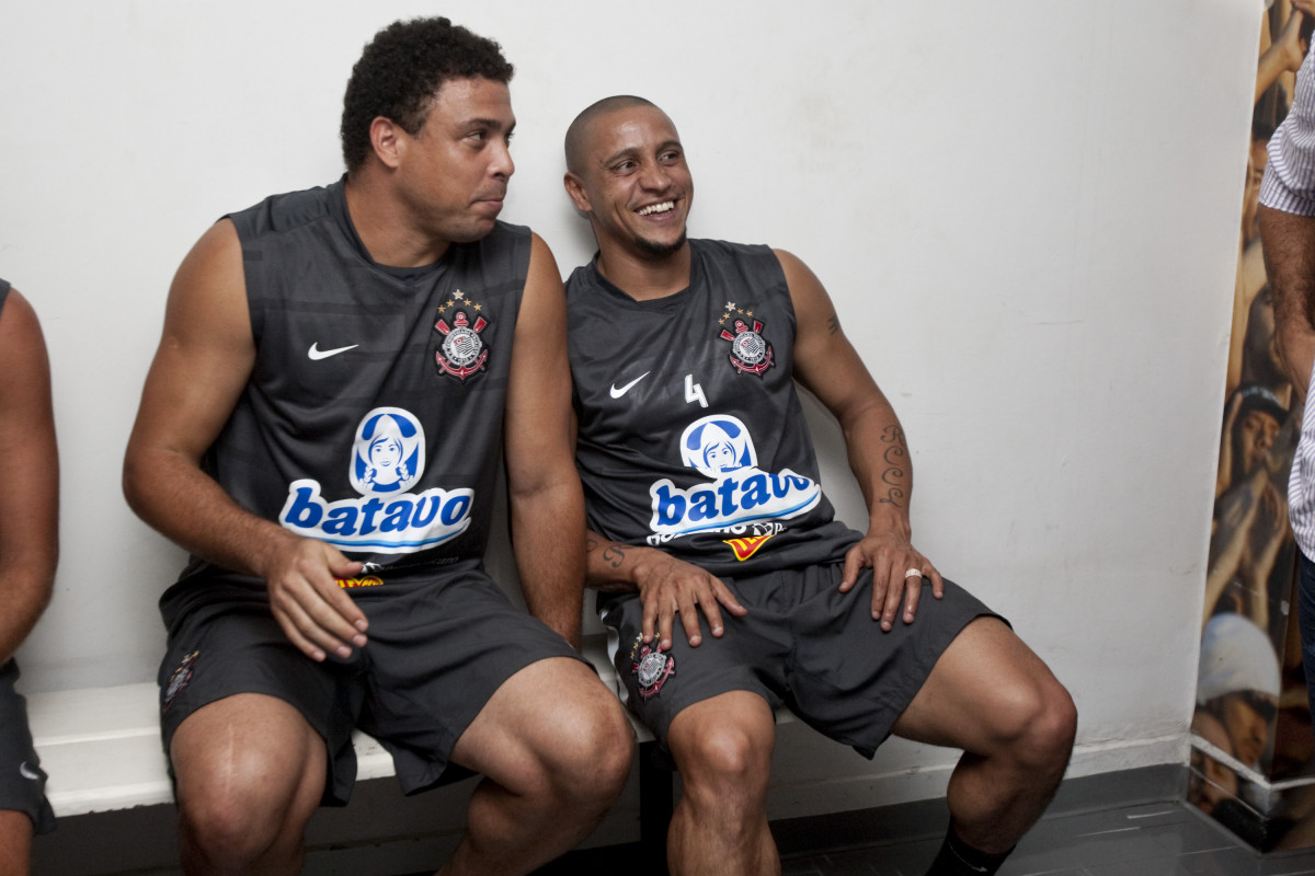 O time do Corinthians se representou hoje a tarde no Parque So Jorge, iniciando a preparao para o ano de 2010; Na foto, Ronaldo e Roberto Carlos