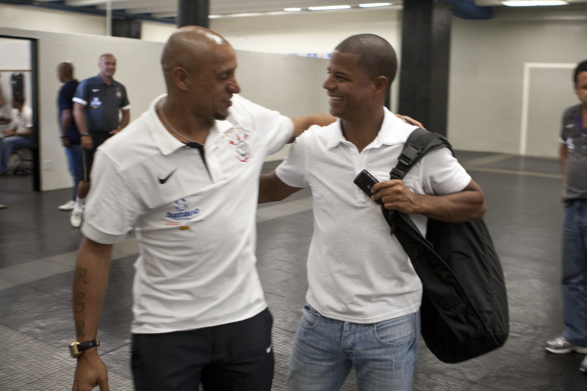 CORINTHIANS/SP X HURACAN/BUENOS AIRES- Roberto Carlos e Marelinho Carioca nos vestiários antes do jogo amistoso internacional realizado esta tarde no estádio do Pacaembu, para apresentacao dos novos contratados, e tambem, como despedida de Marcelinho Carioca das suas atividades como jogador profissional
