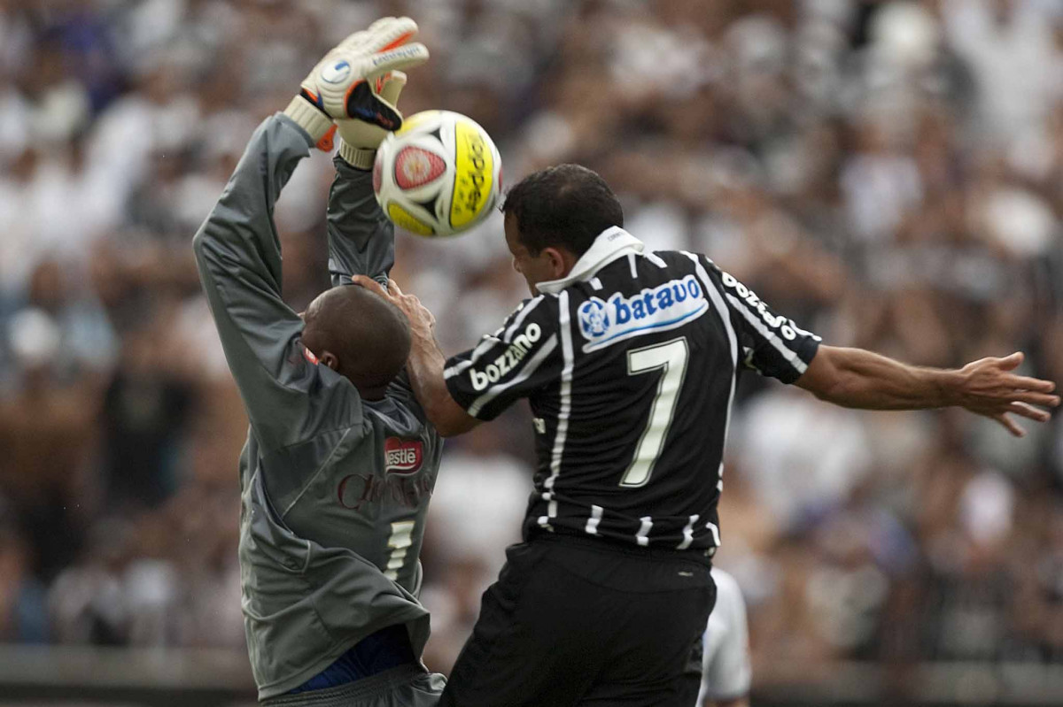MONTE AZUL/SP X CORINTHIANS/SP - Iarley divide com o goleiro Tiago Cardoso e faz o gol do Corinthians em um lance da partida realizada esta tarde no estádio Santa Cruz, em Ribeirão Preto, abertura do Campeonato Paulista 2010