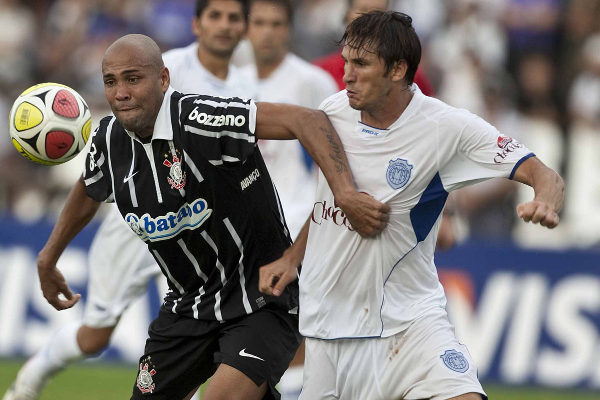 MONTE AZUL/SP X CORINTHIANS/SP - Souza e Mauro em um lance da partida realizada esta tarde no estdio Santa Cruz, em Ribeiro Preto, abertura do Campeonato Paulista 2010