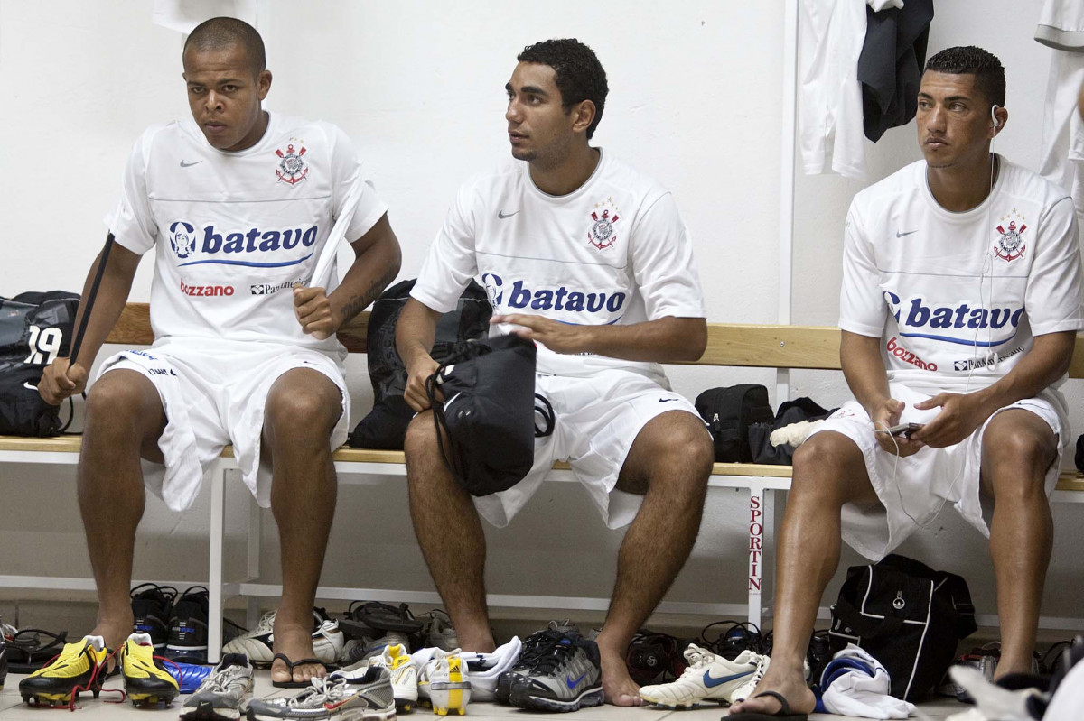 OESTE DE ITAPOLIS X CORINTHIANS -Bill; Boquita e Ralf nos vestirios antes da partida realizada esta tarde no estdio da Fonte Luminosa, em Araraquara, vlida pelo Campeonato Paulista 2010