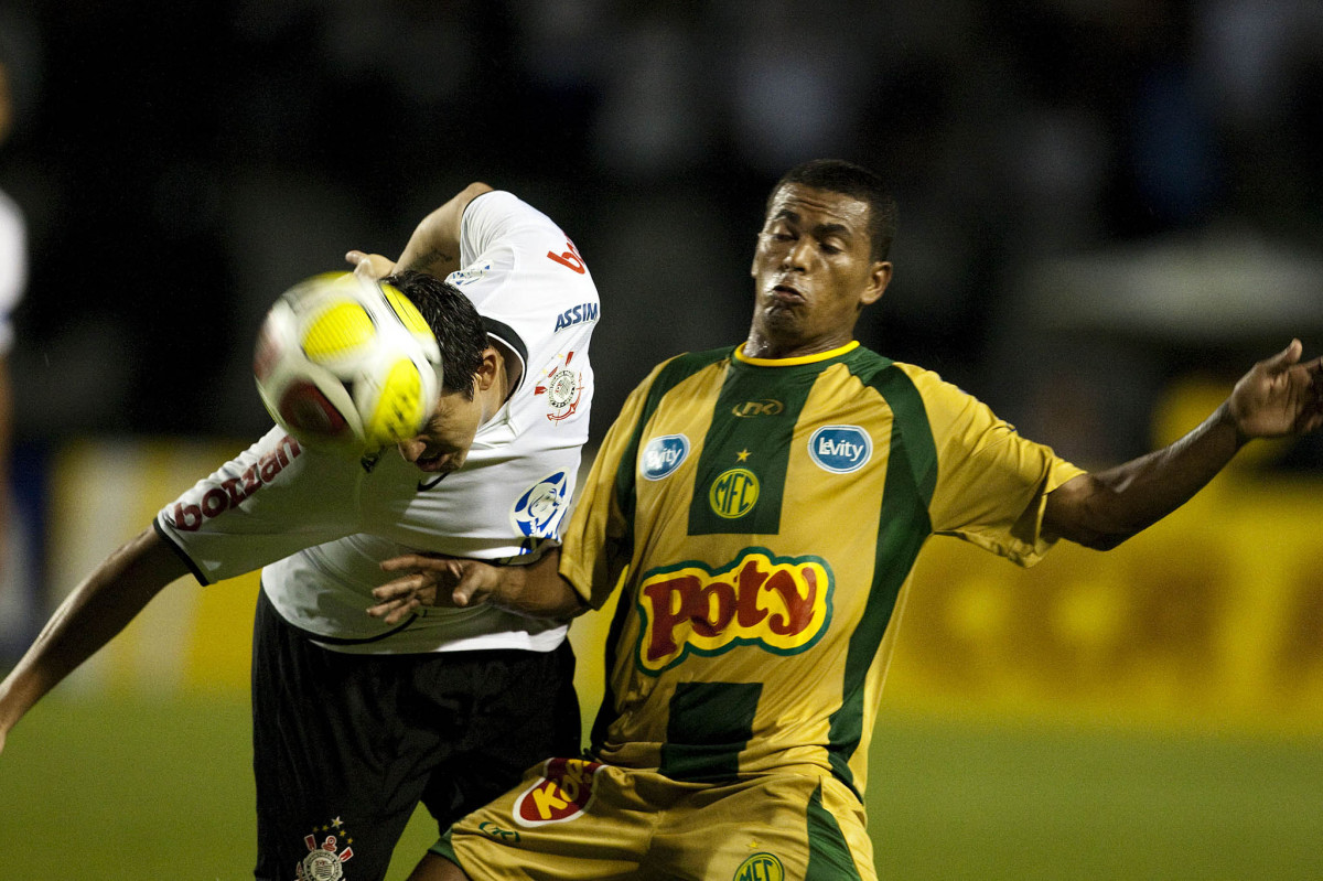 CORINTHIANS X MIRASSOL- Balbuena e Gerson em um lance da partida realizada esta noite no estádio do Pacaembu, zona oeste de São Paulo, válida pelo Campeonato Paulista 2010