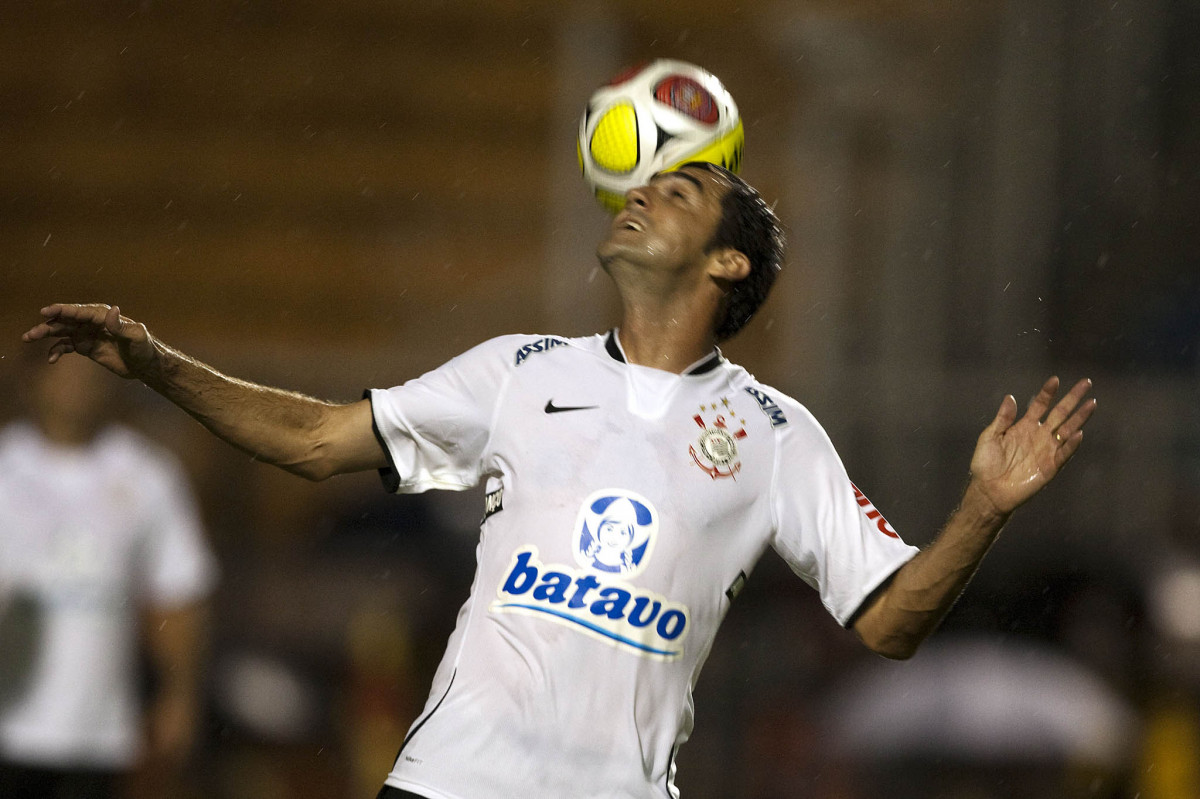 CORINTHIANS X MIRASSOL- Danilo em um lance da partida realizada esta noite no estdio do Pacaembu, zona oeste de So Paulo, vlida pelo Campeonato Paulista 2010