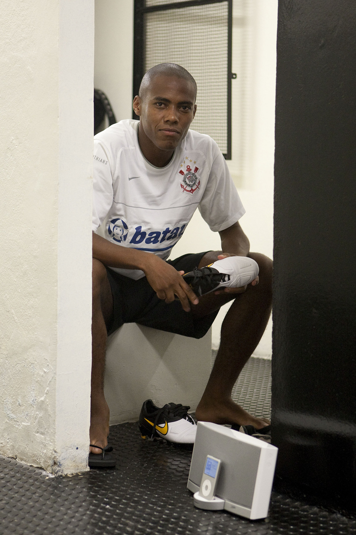 CORINTHIANS X MIRASSOL- Elias nos vestirios antes da partida realizada esta noite no estdio do Pacaembu, zona oeste de So Paulo, vlida pelo Campeonato Paulista 2010