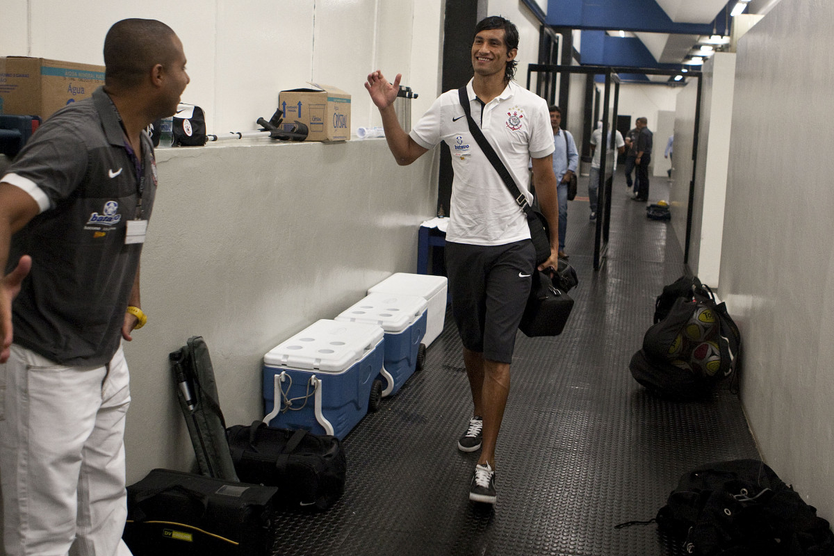 CORINTHIANS X MIRASSOL- Escudero e o fisioterapeuta Caio Mello nos vestiários antes da partida realizada esta noite no estádio do Pacaembu, zona oeste de São Paulo, válida pelo Campeonato Paulista 2010