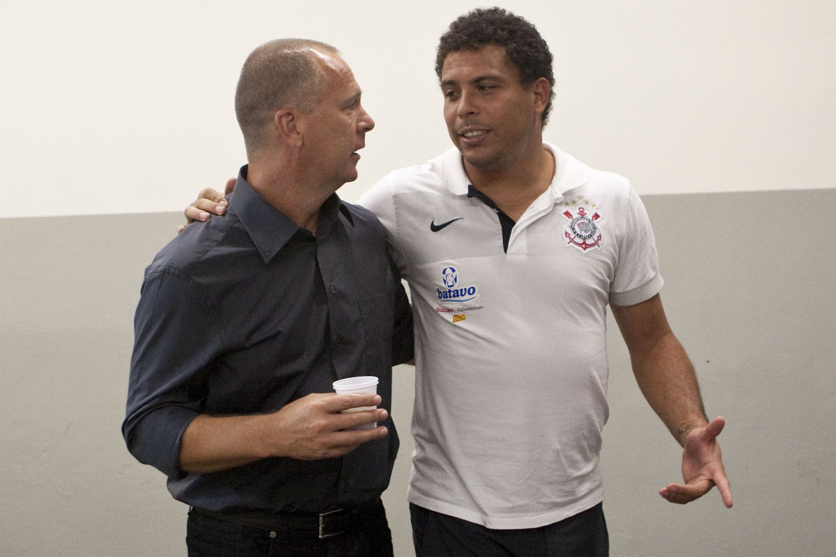 CORINTHIANS X MIRASSOL- Mano Menezes e Ronaldo nos vestirios antes da partida realizada esta noite no estdio do Pacaembu, zona oeste de So Paulo, vlida pelo Campeonato Paulista 2010