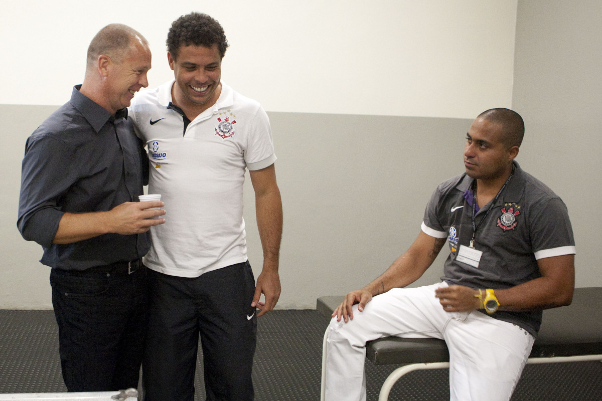 CORINTHIANS X MIRASSOL- Mano Menezes; Ronaldo e o fisioterapeuta Caio Mello nos vestiários antes da partida realizada esta noite no estádio do Pacaembu, zona oeste de São Paulo, válida pelo Campeonato Paulista 2010