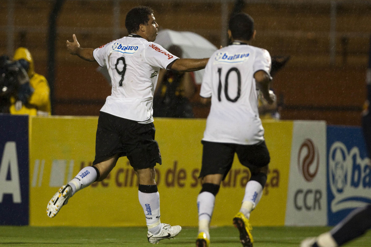 CORINTHIANS X MIRASSOL- Ronaldo corre e comemora com Dentinho o seu gol em um lance da partida realizada esta noite no estdio do Pacaembu, zona oeste de So Paulo, vlida pelo Campeonato Paulista 2010