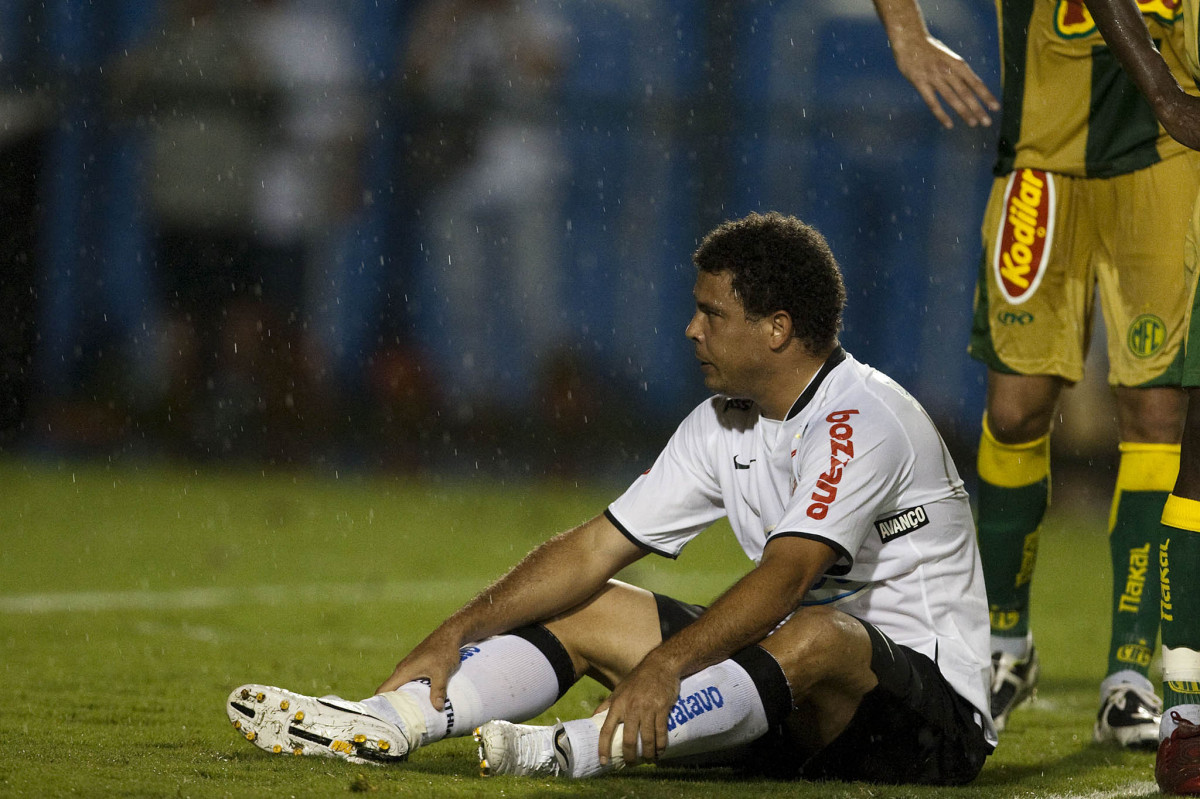 CORINTHIANS X MIRASSOL- Ronaldo em um lance da partida realizada esta noite no estádio do Pacaembu, zona oeste de São Paulo, válida pelo Campeonato Paulista 2010