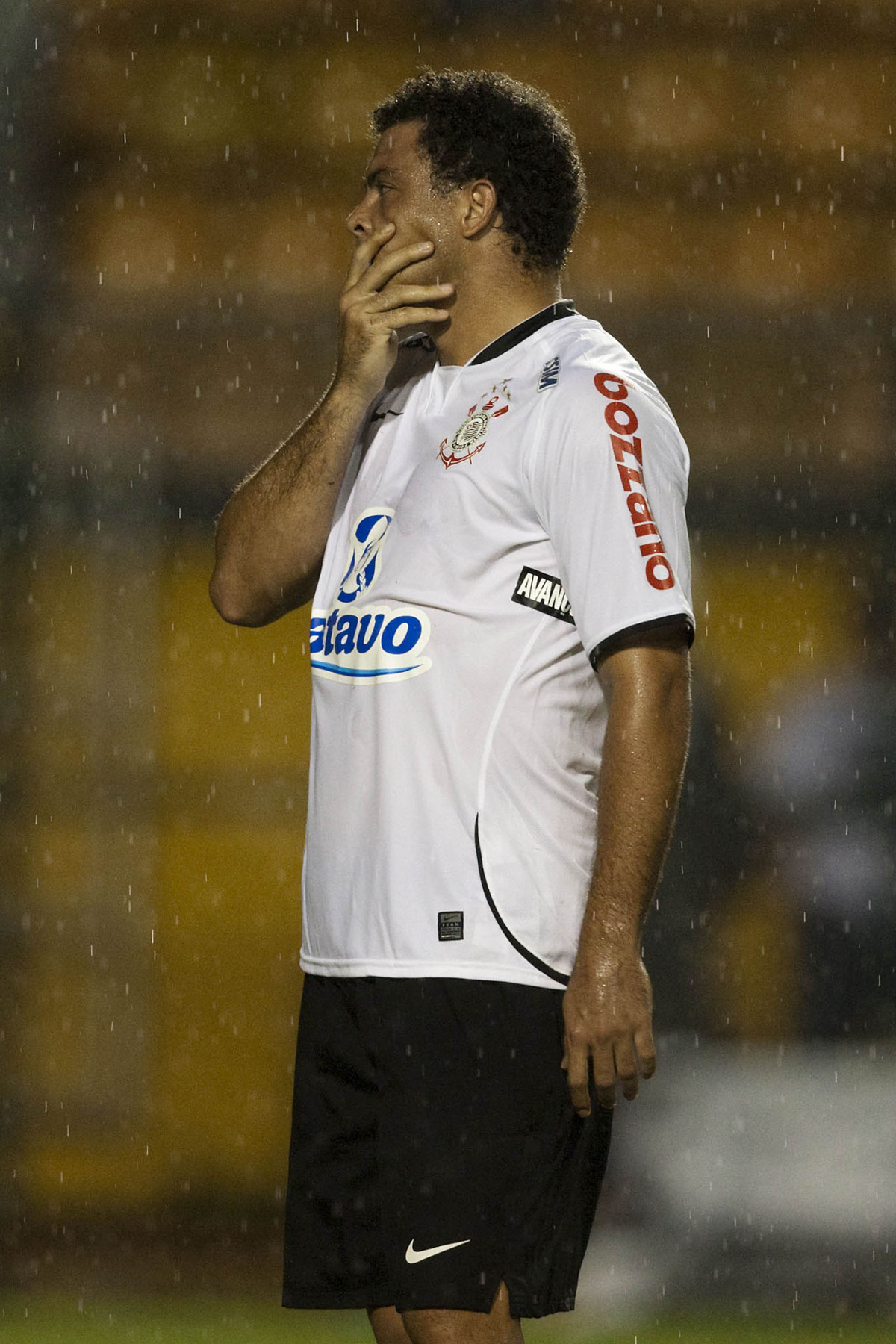 CORINTHIANS X MIRASSOL- Ronaldo em um lance da partida realizada esta noite no estádio do Pacaembu, zona oeste de São Paulo, válida pelo Campeonato Paulista 2010