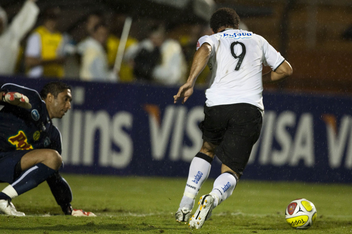 CORINTHIANS X MIRASSOL- Ronalto dribla o goleiro Rene e faz o seu gol em um lance da partida realizada esta noite no estádio do Pacaembu, zona oeste de São Paulo, válida pelo Campeonato Paulista 2010