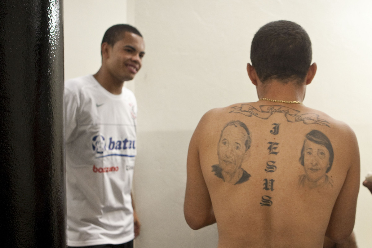 CORINTHIANS X MIRASSOL - Dentinho e Morais nos vestirios antes da partida realizada esta noite no estdio do Pacaembu, zona oeste de So Paulo, vlida pelo Campeonato Paulista 2010