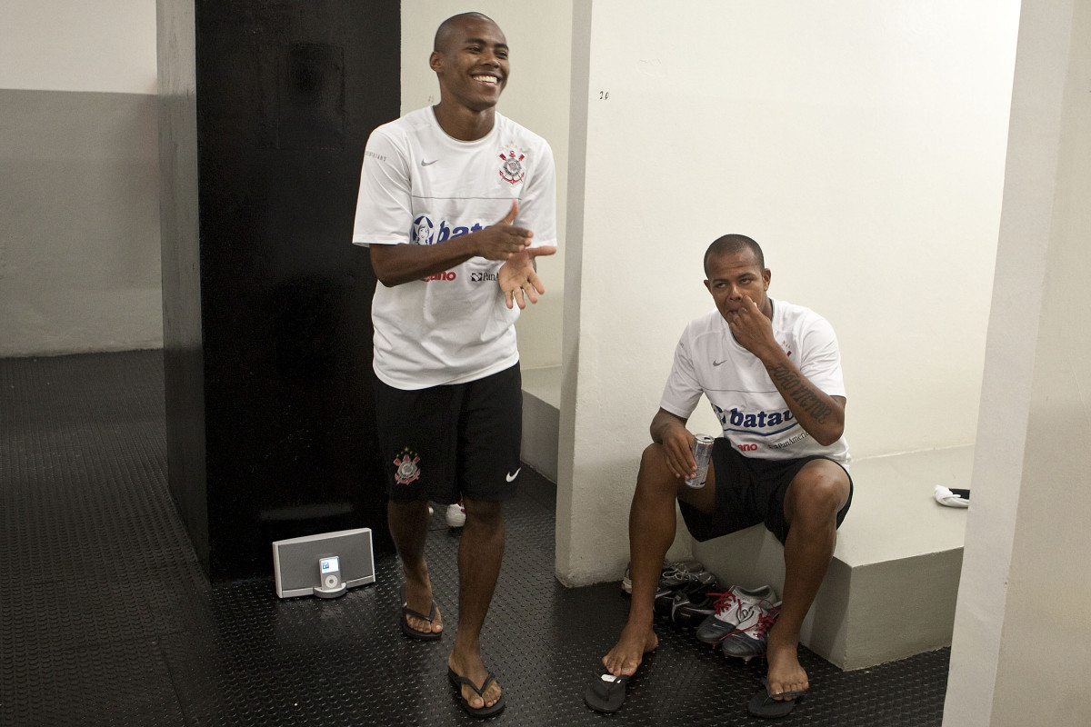 CORINTHIANS X MIRASSOL - Elias e Bill nos vestirios antes da partida realizada esta noite no estdio do Pacaembu, zona oeste de So Paulo, vlida pelo Campeonato Paulista 2010