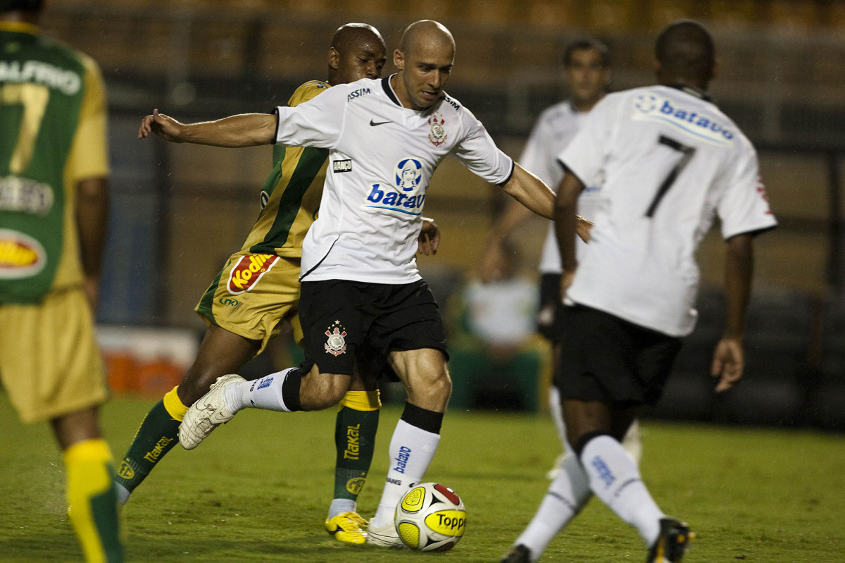 CORINTHIANS X MIRASSOL- Alessandro e Diogo Orlando, atras, em um lance da partida realizada esta noite no estdio do Pacaembu, zona oeste de So Paulo, vlida pelo Campeonato Paulista 2010