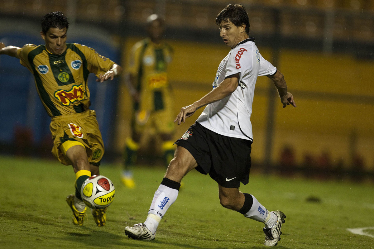 CORINTHIANS X MIRASSOL- Alex Silva e Tcheco em um lance da partida realizada esta noite no estádio do Pacaembu, zona oeste de São Paulo, válida pelo Campeonato Paulista 2010