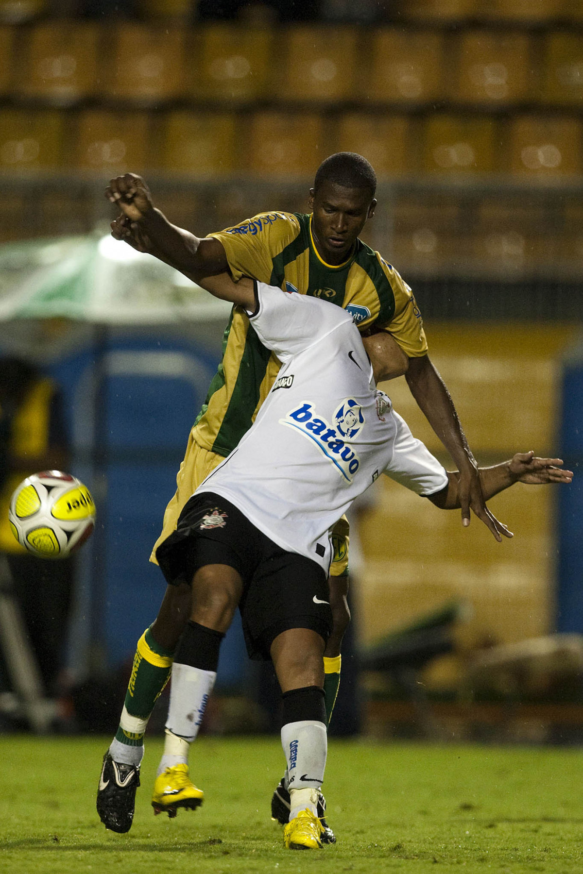 CORINTHIANS X MIRASSOL- Amarildo e Dentinho em um lance da partida realizada esta noite no estádio do Pacaembu, zona oeste de São Paulo, válida pelo Campeonato Paulista 2010