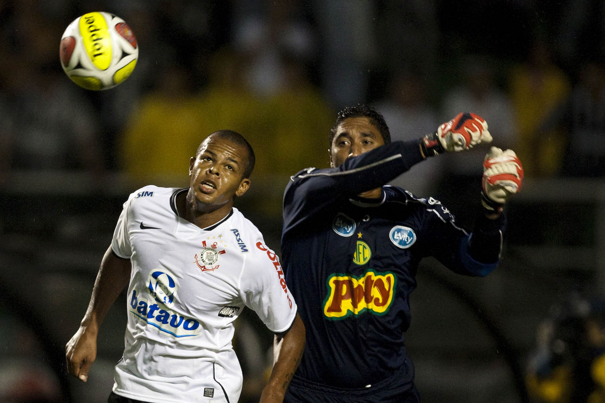 CORINTHIANS X MIRASSOL- Bill e Rene em um lance da partida realizada esta noite no estdio do Pacaembu, zona oeste de So Paulo, vlida pelo Campeonato Paulista 2010