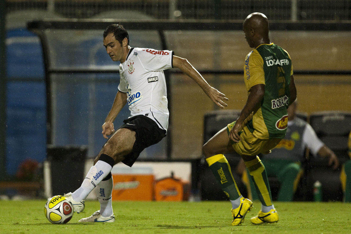 CORINTHIANS X MIRASSOL- Danilo e Diogo Orlando em um lance da partida realizada esta noite no estádio do Pacaembu, zona oeste de São Paulo, válida pelo Campeonato Paulista 2010