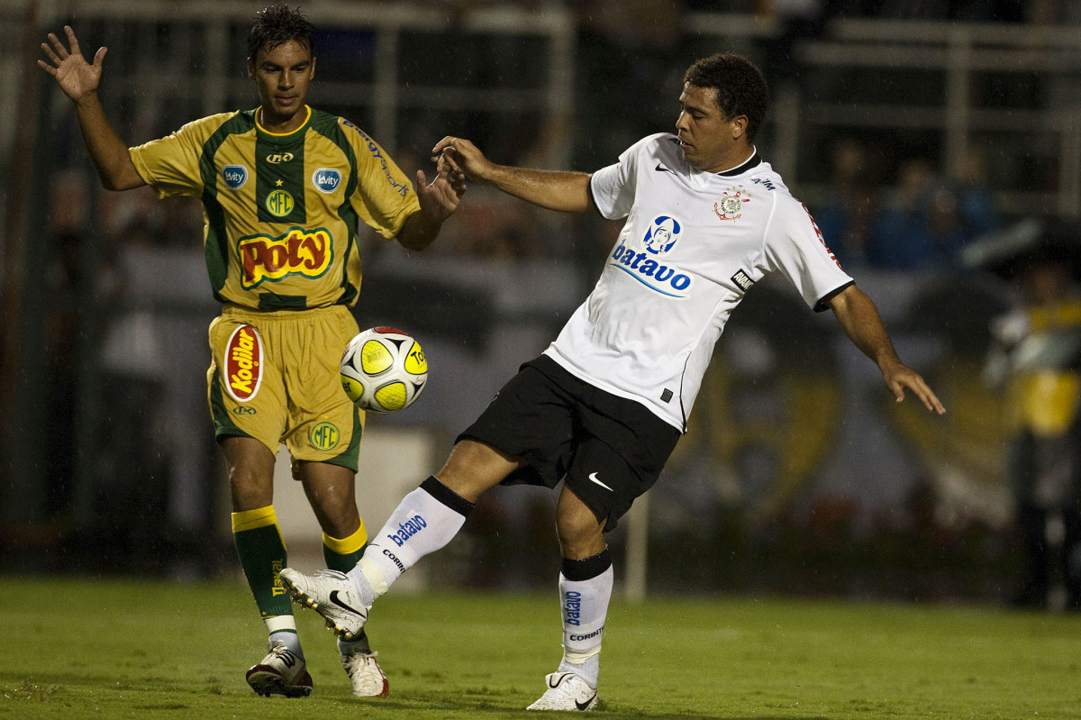 CORINTHIANS X MIRASSOL- Dininho e Ronaldo em um lance da partida realizada esta noite no estdio do Pacaembu, zona oeste de So Paulo, vlida pelo Campeonato Paulista 2010
