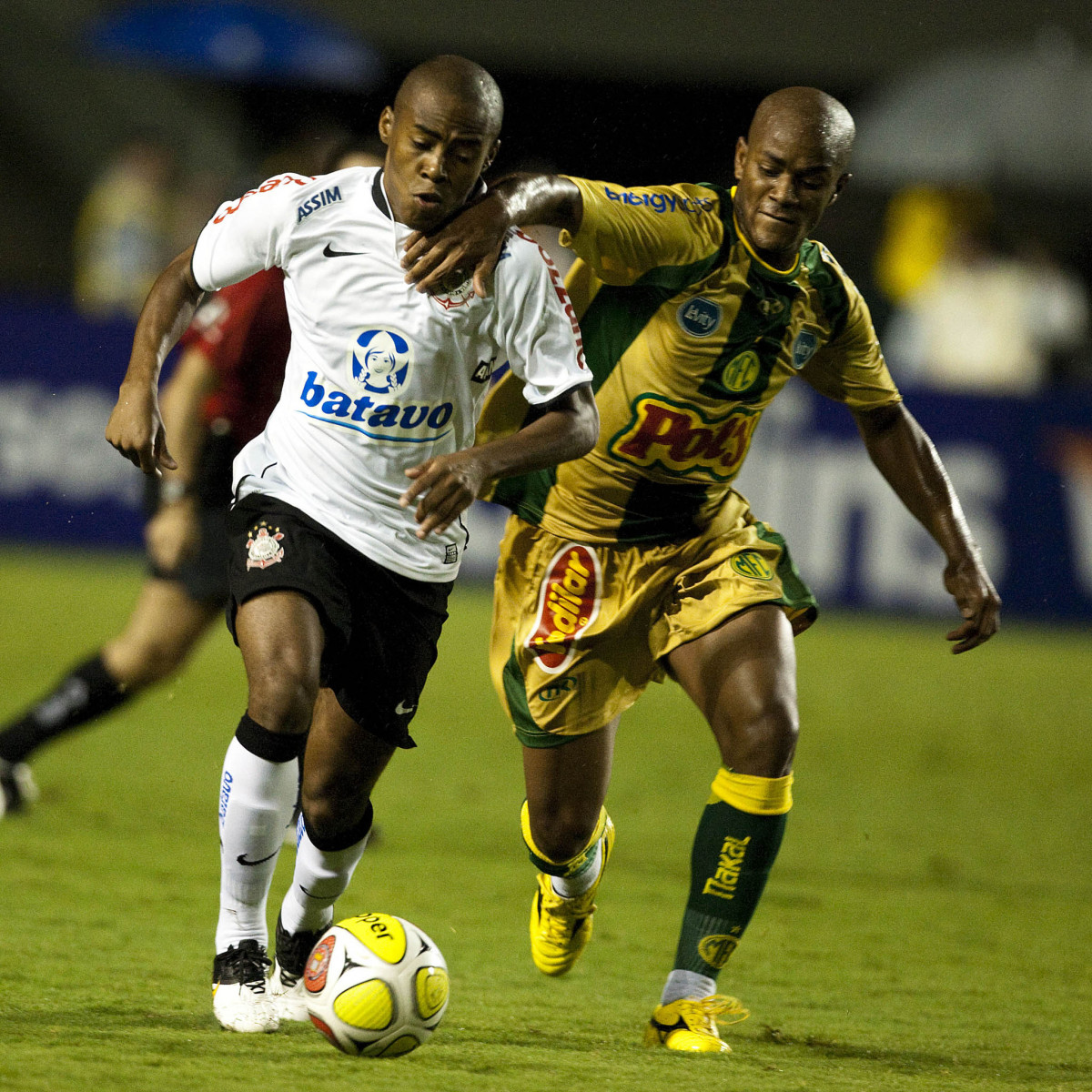 CORINTHIANS X MIRASSOL- Elias e Diogo Orlando em um lance da partida realizada esta noite no estádio do Pacaembu, zona oeste de São Paulo, válida pelo Campeonato Paulista 2010