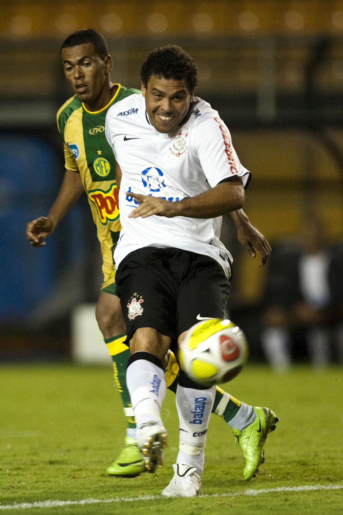 CORINTHIANS X MIRASSOL- Ronaldo em um lance da partida realizada esta noite no estdio do Pacaembu, zona oeste de So Paulo, vlida pelo Campeonato Paulista 2010