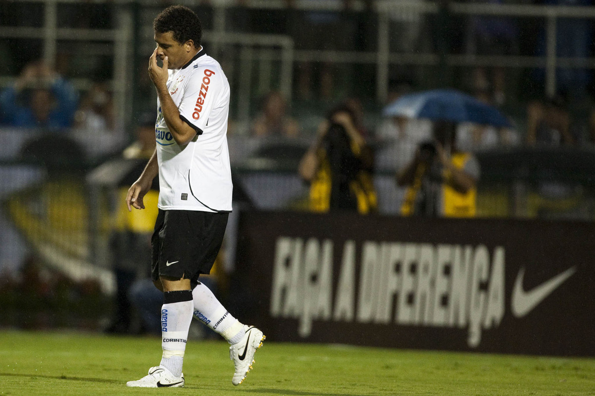 CORINTHIANS X MIRASSOL- Ronaldo em um lance da partida realizada esta noite no estádio do Pacaembu, zona oeste de São Paulo, válida pelo Campeonato Paulista 2010