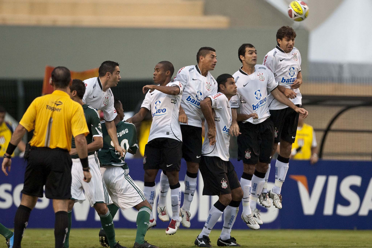 CORINTHIANS X PALMEIRAS - Barreira do Corinthians em um lance da partida realizada esta tarde no estádio do Pacaembu, zona oeste de São Paulo, válida pela 5ª rodada do Campeonato Paulista 2010