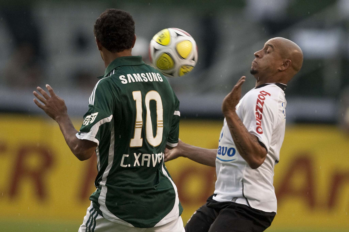 CORINTHIANS X PALMEIRAS - Cleiton Xavier, de costas, e Roberto Carlos em um lance da partida realizada esta tarde no estdio do Pacaembu, zona oeste de So Paulo, vlida pela 5 rodada do Campeonato Paulista 2010